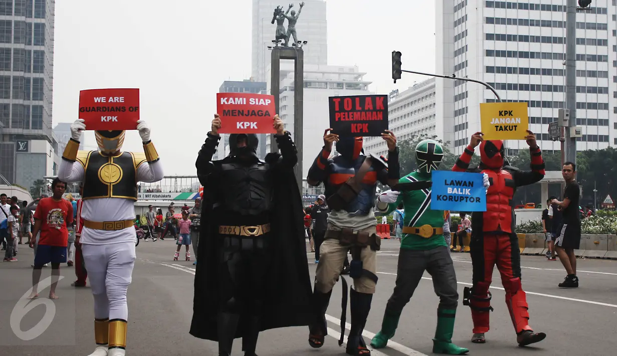Sejumlah superhero melakukan aksi teaterikal di Bundaran HI, Jakarta, Minggu (16/4). Dalam aksi teaterikal tersebut para superhero menyuarakan untuk terus mendukung KPK. (Liputan6.com/Angga Yuniar)