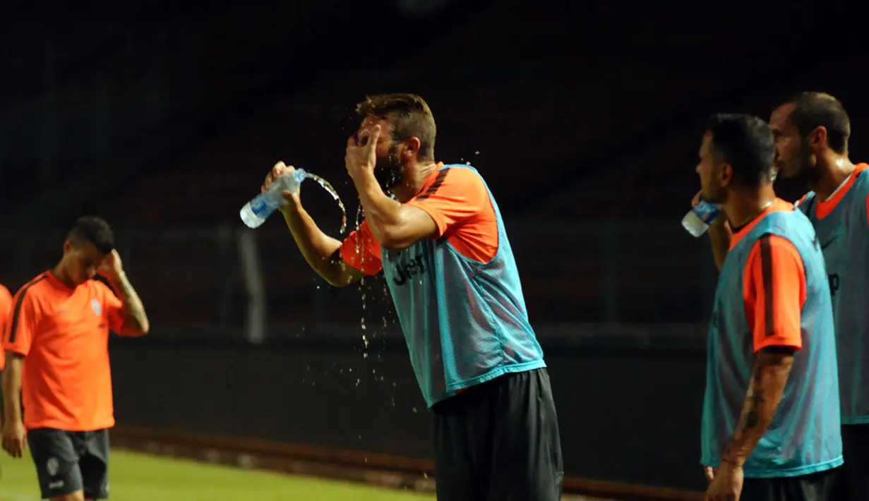 Pemain depan Juventus, Fernando Llorente, menyiramkan air ke muka di sela-sela latihan di Stadion GBK Jakarta, (5/8/2014). (Liputan6.com/Helmi Fithriansyah)