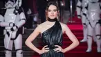Aktris Daisy Ridley berpose setibanya pada pemutaran perdana film Star Wars: The Last Jedi di Royal Albert Hall, London, Selasa (12/12). Ridley mengenakan gaun rancangan Raf Simons untuk Calvin Klein dengan material tak biasa (Vianney Le Caer/Invision/AP)