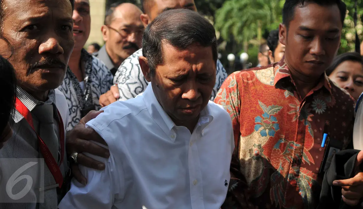 Direktur Utama PT Pelindo II, Richard Joost Lino menuju mobil yang menjemputnya usai menjalani pemeriksaan di Bareskrim Mabes Polri, Jakarta, (18/11/2015). RJ Lino diperiksa selama 6 jam dengan 12 pertanyaan. (Liputan6.com/Gempur M Surya)