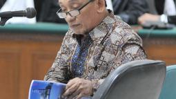 Terdakwa mantan Bupati Bangkalan Fuad Amin Imron menjalani sidang lanjutan dengan agenda pembacaan pembelaan (pledoi) di Pengadilan Tipikor, Jakarta, Kamis (8/10/2015). Fuad Amin meminta hakim mengadili seadil adilnya. (Liputan6.com/Andrian M Tunay)