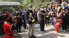 Menteri Pariwisata dan Ekonomi Kreatif / Kepala Badan Pariwisata dan Ekonomi Kreatif Sandiaga Salahuddin Uno disambut tarian selamat datang pada kunjungan kerja di Sargen, Jawa Tengah, Senin (12/10/2021). (Liputan6.com/HO/Parekraf)