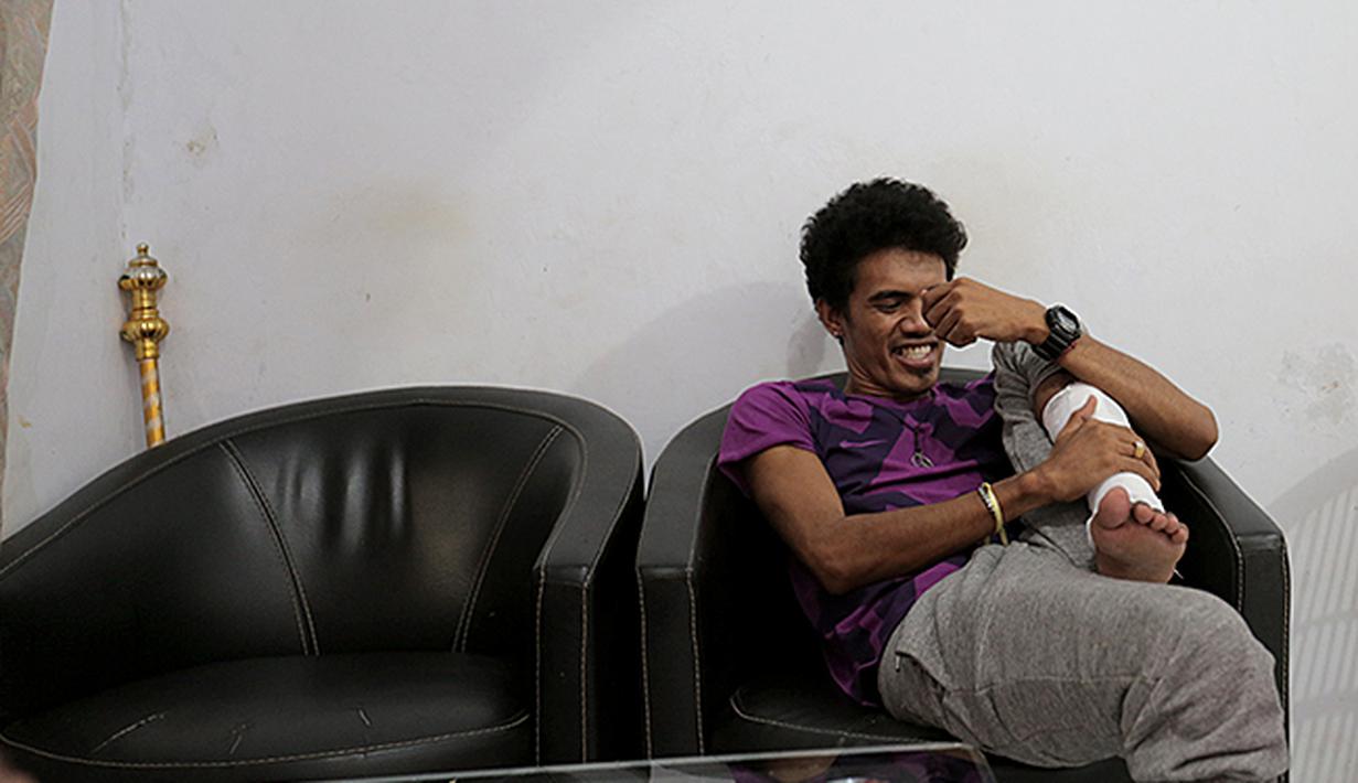 Alfin Tuasalamony bersantai di ruang tamu. (Bola.com/Peksi Cahyo)