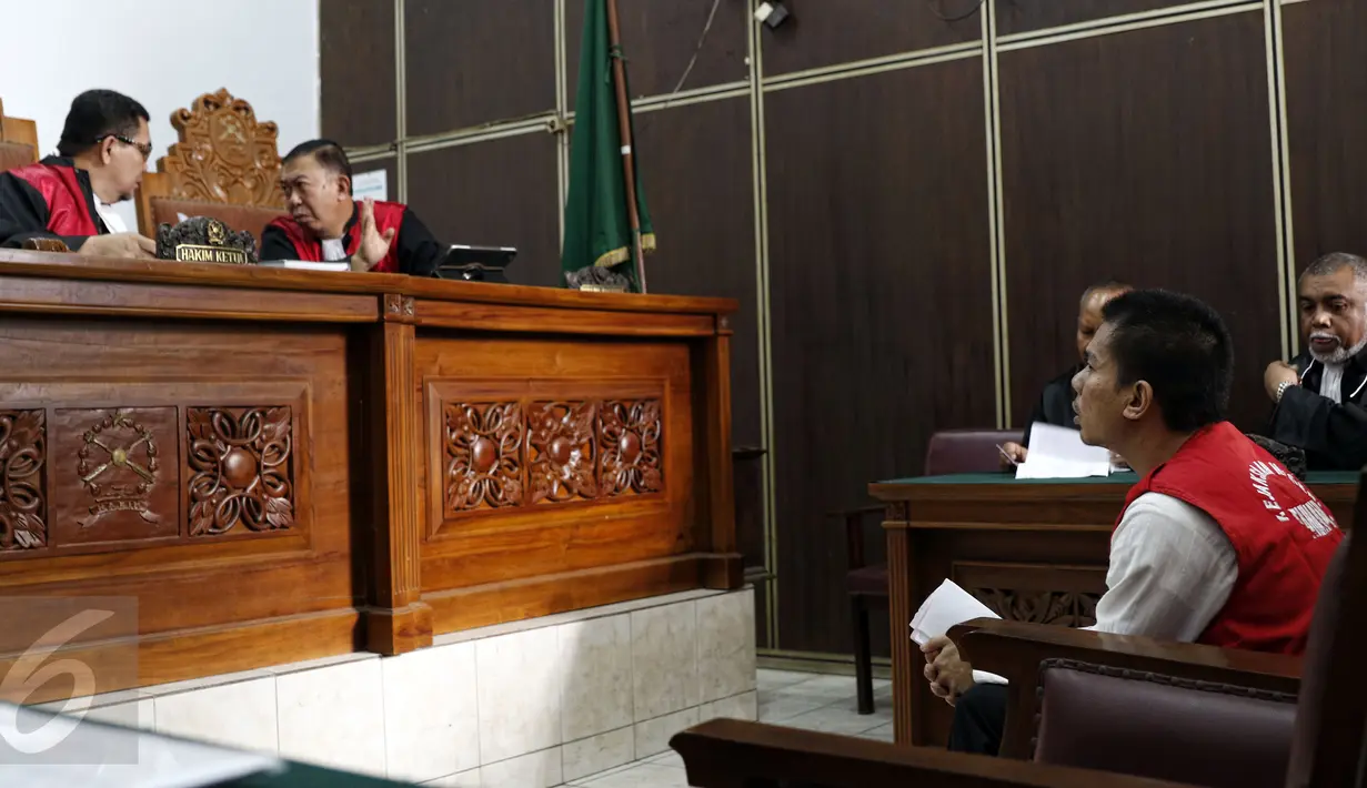 Suasana sidang perdana RA dengan agenda pembacaan dakwaan terkait dugaan RA sebagai mucikari prostitusi di kalangan artis, Selasa (18/8/2015). (Liputan6.com/Yoppy Renato)