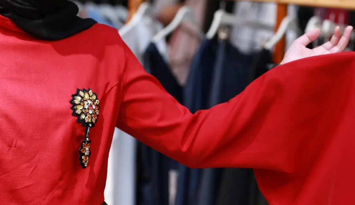 Blus merah yang dipakai Chacha semakin indah dilihat lantaran ia menambahkan bros di bagian dada sebelah kirinya. Pastinya, penampilan Chacha semakin terlihat elegan.  (Adrian Putra/Bintang.com)