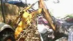 Puluhan PKL berteriak histeris saat petugas Satpol PP menggusur lapak dagangan di Semarang, Jateng. 
