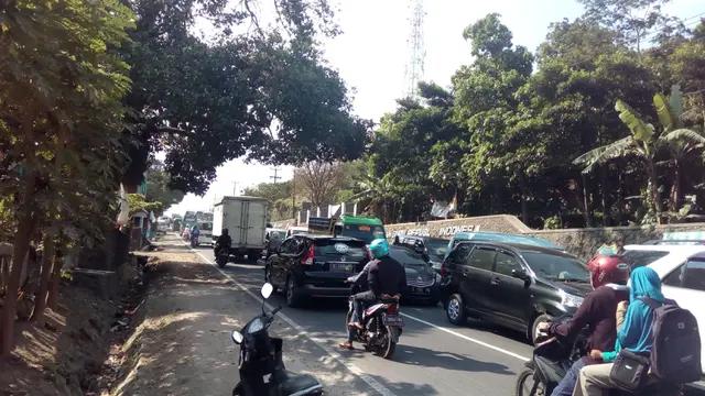 Antrian kendaraan jalur selatan via Garut