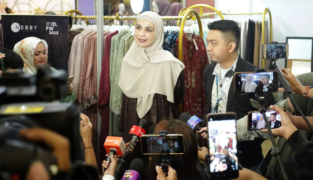 Selain ajang pagelaran busana di IFW 2023 yang membuat ketertarikan Shireen lainnya adalah booth.  Dan juga dengan ragam bazar yang semakin memeriahkan acara yang diadakan dari tanggal 22 sampai 26 Februari 2023 ini. [Foto: Bambang E Ros/Fimela.com]
