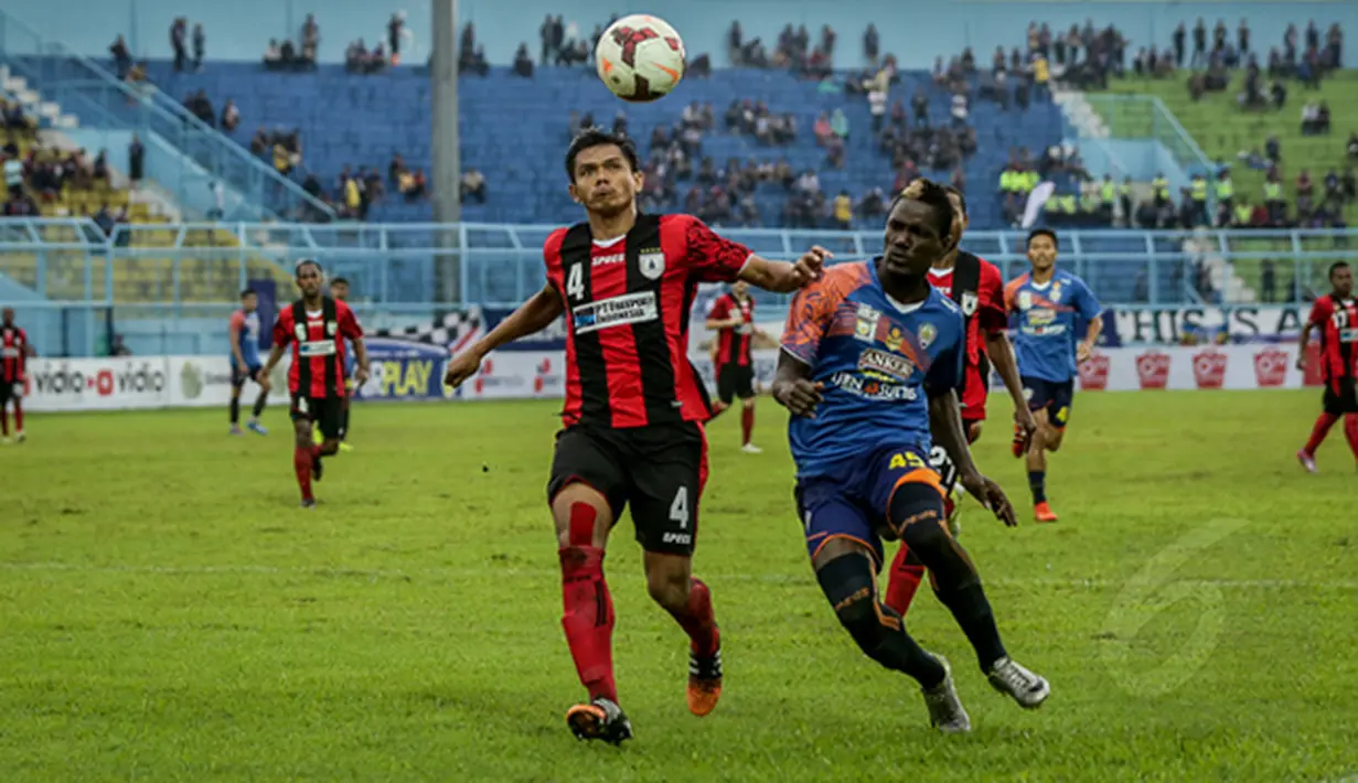 Pemain Belakang Persipura, Ricardo Salampesy berduel udara dengan penyerang Arema Yao Rudy saat laga SCM Cup 2015 di Stadion Kanjuruhan, Malang, Kamis (22/1/2015) Arema Cronus menang 4-1 atas Persipura (Liputan6.com/Faizal Fanani)