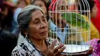 Seorang wanita paruh baya membawa burungnya untuk diberkati di Gereja San Pablo Ermitano, Mexico City, Meksiko (22/1). Pemberkatan hewan ini selalu digelar setiap tahunnya. (AFP Photo/Ronaldo Schemidt)