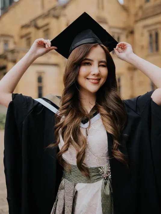 Seperti yang diketahui, Agatha Chelsea menempuh perkulihan di Universitas Melbourne dengan mengambil jurusan Psikologi. Bahkan, karena hal ini pula ia sempat vakum dari dunia entertainment. (Liputan6.com/IG/@agatha_chelsea)