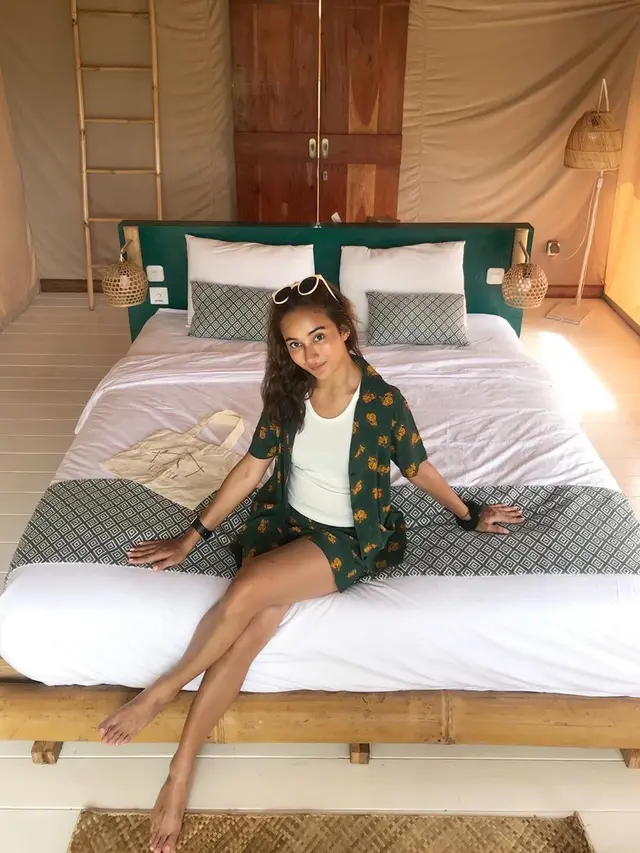 6 Potret Terbaru Naomi Zaskia dengan Kulit Eksotis, Manis Banget