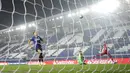 Pemain Liverpool Sadio Mane (kanan) mencetak gol ke gawang Atalanta pada pertandingan Grup D Liga Champions di Stadion Gewiss, Bergamo, Italia, Selasa (3/11/2020). Liverpool menang 5-0. (AP Photo/Luca Bruno)