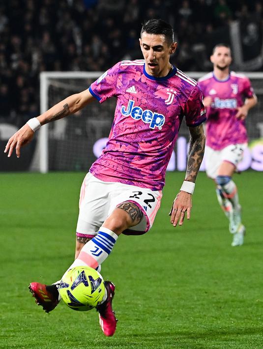 Pemain Juventus Angel Di Maria mengontrol bola saat melawan Spezia pada pertandingan sepak bola Liga Italia di Stadion Alberto-Picco, La Spezia, Italia, 19 Februari 2023. Juventus mengalahkan Spezia dengan skor 2-0. (ANDREAS SOLARO/AFP)