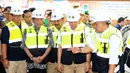 Menteri ESDM Ignasius Jonan dan Dirut PT PGN Jobi Triananda Hasjim saat mengunjungi jaringan gas bumi rumah tangga di Kecamatan Prajurit Kulon, Mojokerto (13/8). Target sambungan jaringas gas diperkirakan selesai pada akhir 2017.(Liputan6.com/Pool)