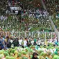Ribuan muslimat menghadiri Harlah ke-73 Muslimat NU di Stadion Utama GBK, Jakarta, Minggu (27/1). Guyuran hujan tidak menyurutkan semangat anggota Muslimat NU untuk mengikuti dan memeriahkan acara yang dihadiri Presiden Jokowi. (Liputan6.com/Johan Tallo)