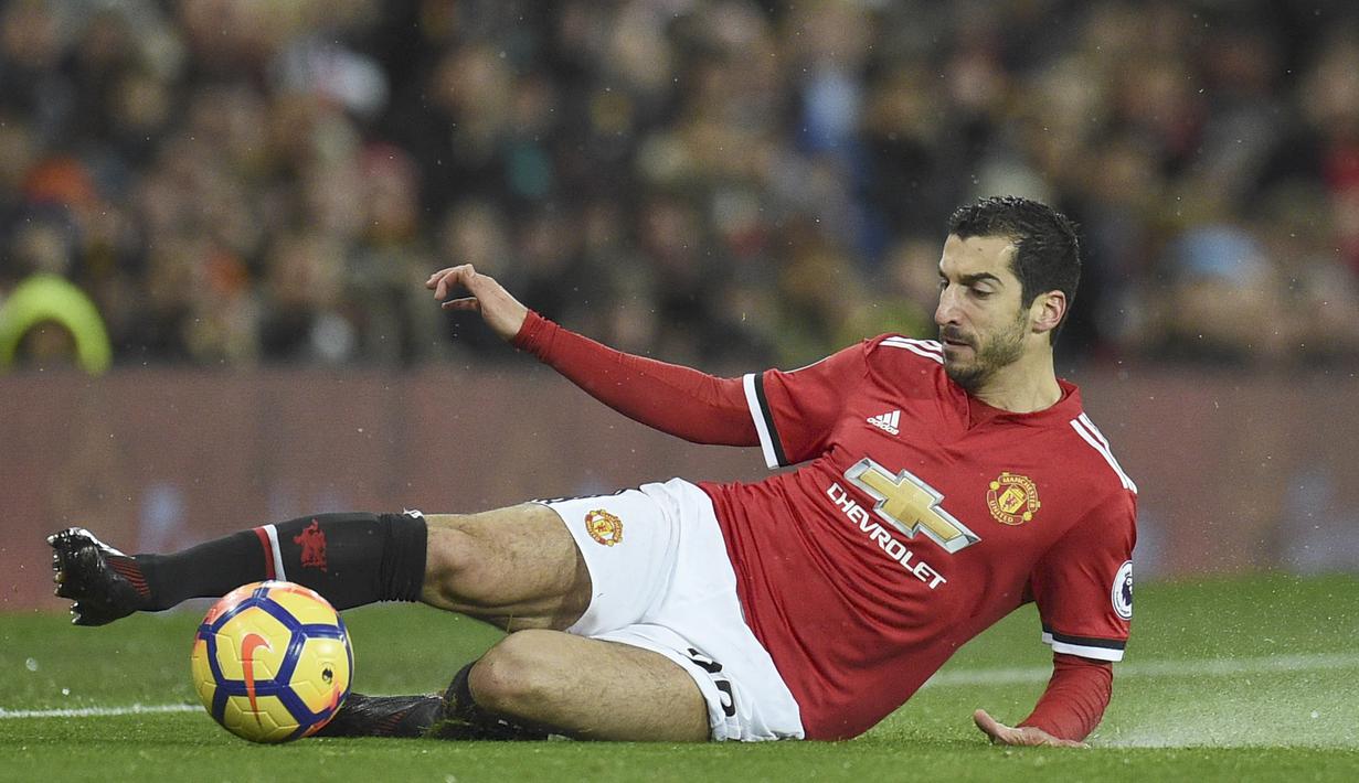Gelandang Manchester United asal Armenia,  Henrikh Mkhitaryan mengikuti jejak rekannya Pogba dengan koleksi lima kali melakukan assist hingga pekan ke-16 Premier League. (AFP/Oli Scarff)