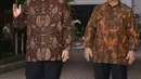 Ketua Umum Partai Demokrat Susiolo Bambang Yudhoyono (SBY) bersama  Ketua Umum Partai Gerindra Prabowo Subianto menyapa awak media di Kediaman SBY di Jakarta, Selasa (24/7). (Liputan6.com/Angga Yuniar)