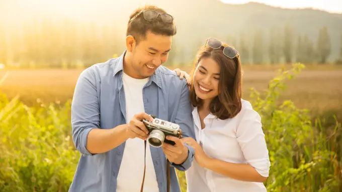 Nggak Sulit Bahagiakan Perempuan, Mengajaknya Jalan-Jalan Bisa Jadi Ide Brilian