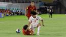 <p>Pemain Timnas Spanyol U-17, Quim Junyent (bawah) berebut bola dengan pemain Kanada U-17, Jeevan Badwal dalam pertandingan babak penyisihan Grup B Piala Dunia U-17 di Stadion Manahan, Solo, Jumat (10/11/2023). (Bola.com/Arief Bagus)</p>