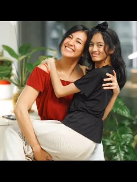 <p>Sang tante, Sharena Gunawan, juga ikut bahagia atas bertambahnya usia Atisha. (Foto: Instagram/@deelestari)</p>