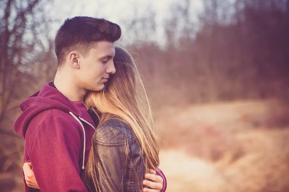 Jangan lupa berikan pelukan untuk pasangan sebelum berpisah. (sumber foto: pixabay.com)