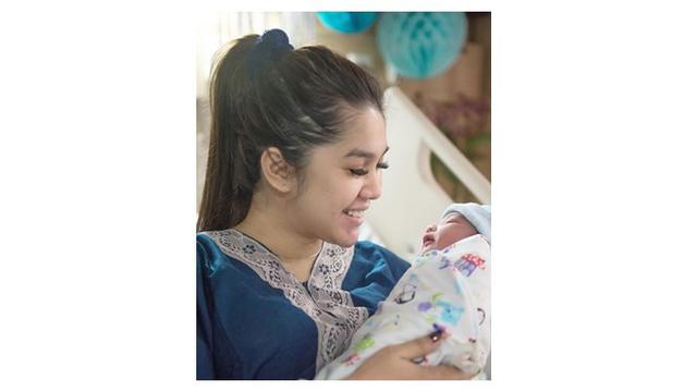 7 Potret Kebersamaan Raya Kitty dan Anak, Kompak Banget