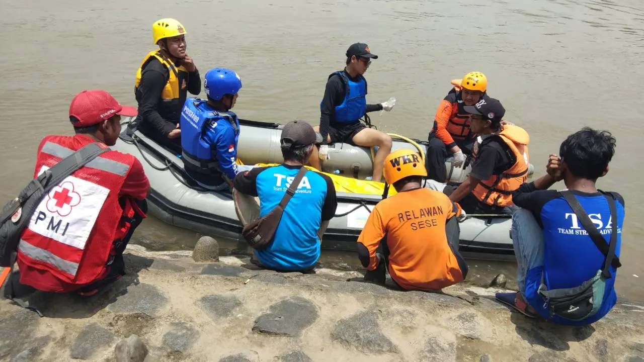 Tim SAR mengevakuasi bocah yang tenggelam di Sungai Brantas. (Istimewa)