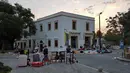 Sejumlah warga tidur di lapangan mengantisipasi adanya gempa susulan di wilayah Kos Yunani, Jumat (21/7). Sebelumnya, gempa besar dengan berkekuatan 7,0 SR pernah terjadi pada 1999 dan menewaskan lebih dari 17.000 orang. (Kalymnos-news.gr via AP)