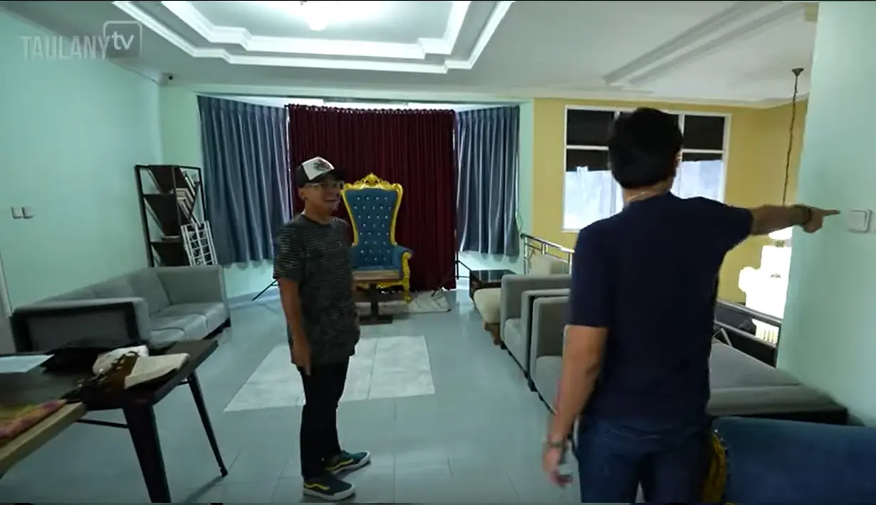 Naik ke lantai dua, terdapat beberapa ruang studio lagi. Wendy menunjukkan salah satu tempat syuting yang sudah alih fungsikan. Ruang keluarga yang biasa digunakan sebagai tempat kumpul keluarga ini jadi tempat buat konten Instagram. [Youtube/Taulany TV]