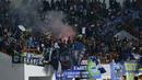 Bobotoh menyalakan flare saat mendukung Persib melawan Persiba Balikpapan pada lanjutan Torabika SC 2016  di Stadion Wibawa Mukti, Cikarang, Sabtu (1/10/2016). (Bola.com/Nicklas Hanoatubun)