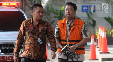 Anggota DPR RI nonaktif Muhammad Romahurmuziy (kanan) tiba di Gedung KPK, Jakarta, Rabu (24/7/2019). Romy diperiksa sebagai tersangka terkait dugaan menerima suap dalam jual beli jabatan di Kemenag Jawa Timur. (merdeka.com/Dwi Narwoko)