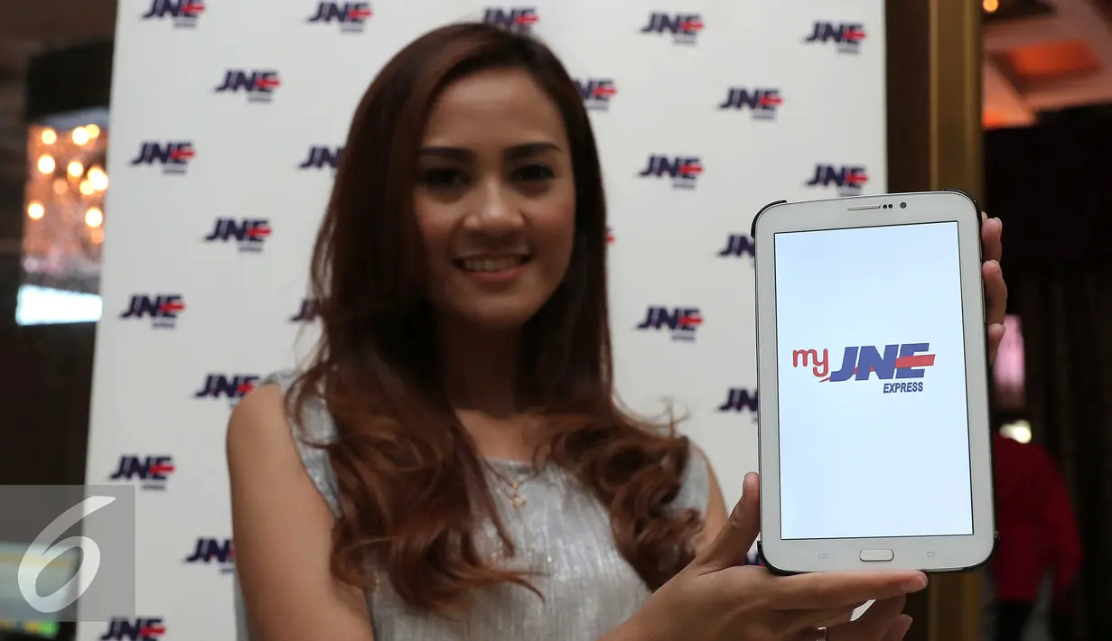 Model menunjukan salah satu prodak layanan JNE saat peluncuran 7 Magnificent JNE di Jakarta, Senin (29/2). Layanan terbaru dari JNE untuk pelanggan diantaranya Layanan CD musik dan JNe Traking. (Liputan6.com/Angga Yuniar)