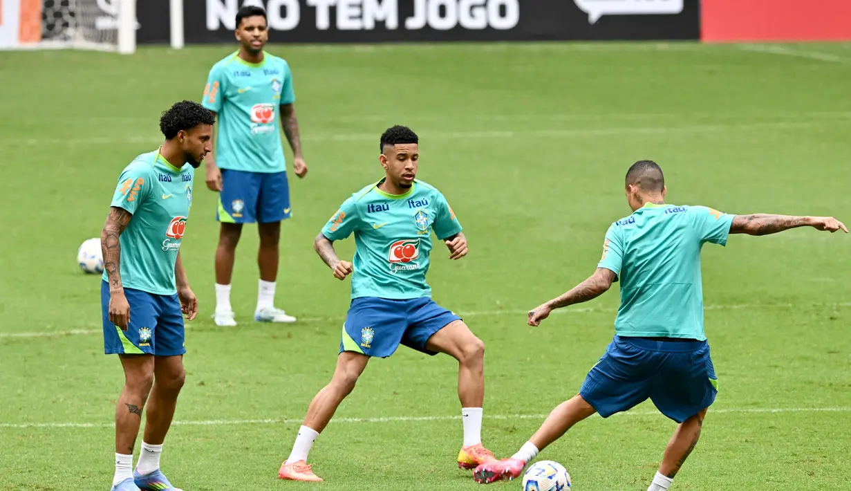 Latihan ini bagian persiapan menjelang pertandingan sepak bola Kualifikasi Piala Dunia FIFA 2026 zona Conmebol melawan Argentina. (EVARISTO SA/AFP)