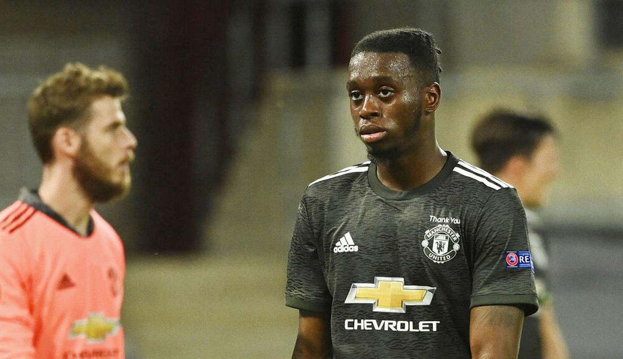 Pemain Manchester United, Aaron Wan-Bissaka, tampak kecewa usai ditaklukkan Sevilla pada laga semifinal Liga Europa di Stadion RheinEnergie, Senin (17/8/2020). Sevilla menang 2-1 atas Manchester United. (Ina Fassbender/Pool Via AP)