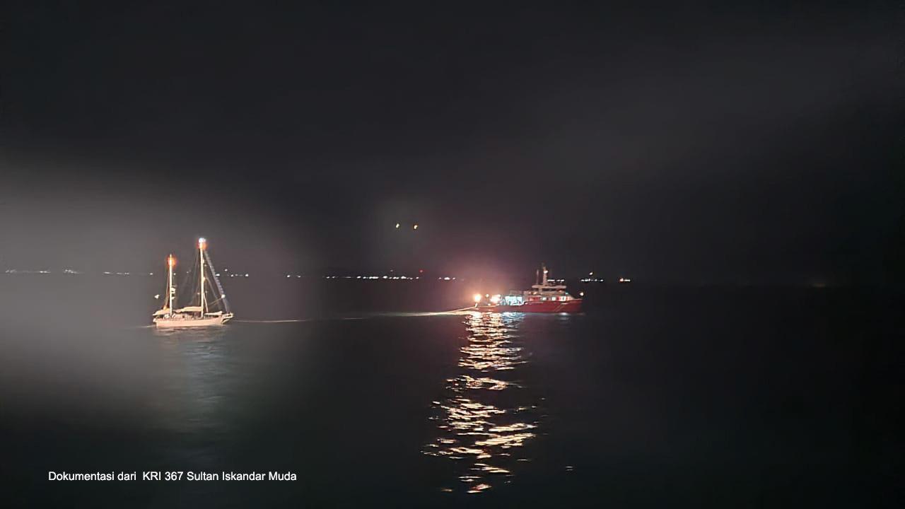 Kapal yacht berbedera Finlandia ditarik karena mati mesin. (Istimewa)