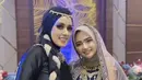 Sang istri, Fairuz A Rafiq tampil dengan kerudung dan atasan hitam. Dipadukan rok panjang ala bollywood warna putih berpayet. [@melisaetnatiara]