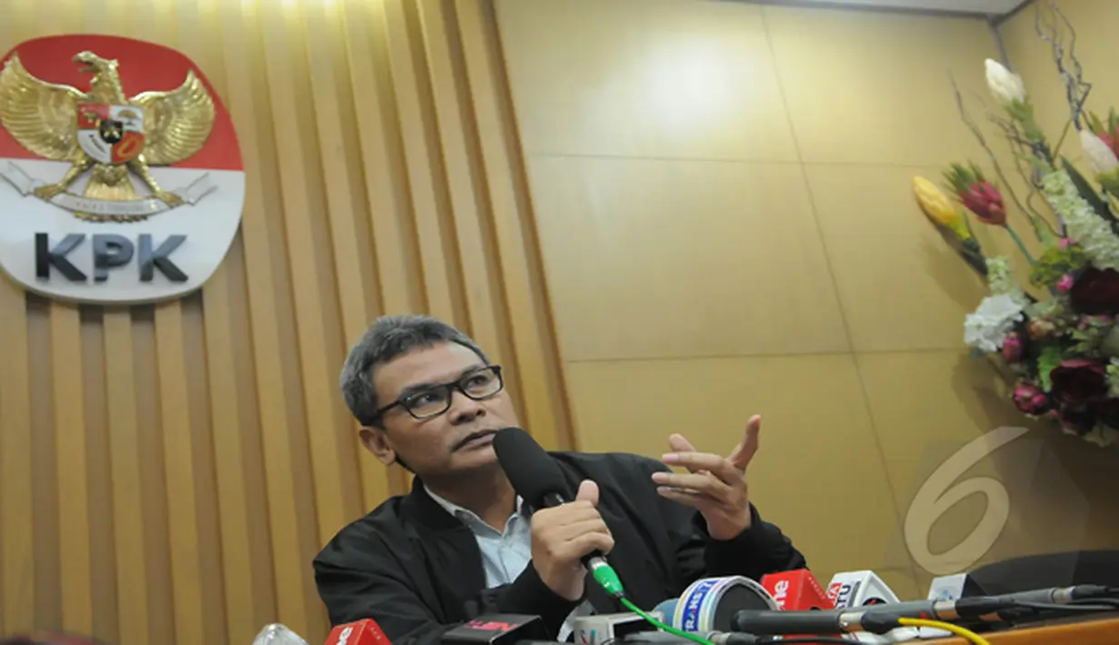 Deputi Pencegahan KPK, Johan Budi saat konferensi pers di Kantor KPK, Jakarta, Kamis (5/2/2015). (Liputan6.com/Herman Zakharia)