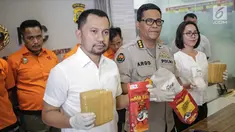 Kasubdit I Ditresnarkoba PMJ, AKBP Calvijn Simanjuntak, Kabid Humas PMJ Kombes Argo Yuwono dan Kompol Ocha dalam rilis pengungkapan tindak pidana narkotika jenis sabu di Dit Resnarkoba Polda Metro Jaya, Jakarta, Rabu (13/3). (Liputan6.com/Faizal Fanani)