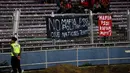 Sedikitnya jumlah penonton saat laga persahabatan Timnas Indonesia U-19 vs Myanmar U-19 di Stadion GBK Jakarta, (5/5/2014), tidak mengendurkan penjagaan yang dilakukan aparat kepolisian. (Liputan6.com/Helmi Fithriansyah)