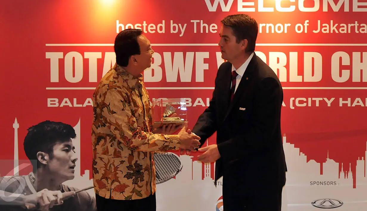 Presiden BWF Poul Erik Hoyer (Kanan) memberikan cinderamata kepada Gubernur Basuki Tjahaja Purnama saat acara Welcome Dinner penyambutan Kejuaraan Dunia Bulutangkis 2015 di Gedung Balai Kota, Jakarta, Sabtu (8/8/2015).(Liputan6.com/JohanTallo)