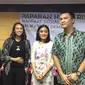 Tim Go-Jek, diwakili HR Director Go-Jek Monica Oudang (kedua dari kiri) bersama Puskakom UI diwakili Ketua Puskakom UI Dr. Inayah Rakhmani (kedua dari kanan) dan Alfindra Primaldhi pelaku riset Puskakom UI (pertama dari kanan) Liputan6.com/Jeko Iqbal Reza