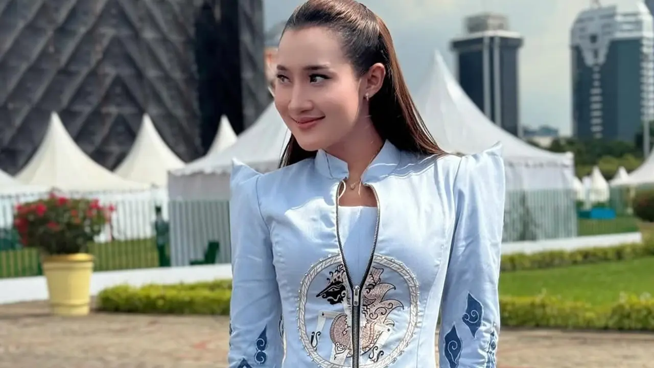 6 Detail Outfit Yeni Inka di HUT Bhayangkara ke-79, Pakai Busana Etnik Modern