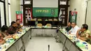 Suasana pertemuan Bendahara umum Partai Kebangkitan Bangsa (PKB), Eko Putro Sanjoyo dan Tim Satgas Politik KPK di DPP PKB, Jakarta, Selasa (12/3). Dalam kunjungannya Satgas KPK berdiskusi soal perbaikan pendanaan partai politik. (Liputan6.com/Johan Tallo)