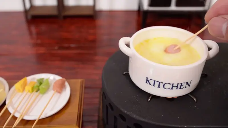 Lucunya, Pria Ini Memasak Kue Mini dengan Alat Dapur Mini