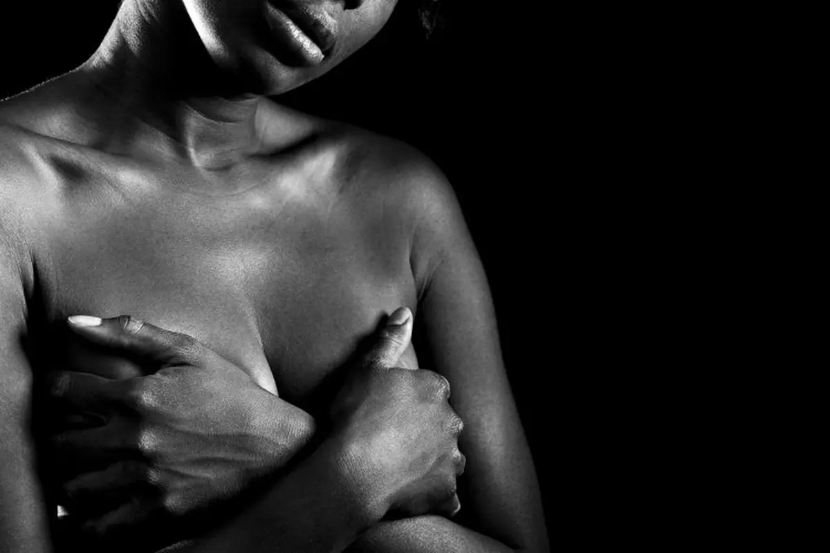 Gunakan Batu Panas, Payudara Para Gadis di Kamerun Diratakan