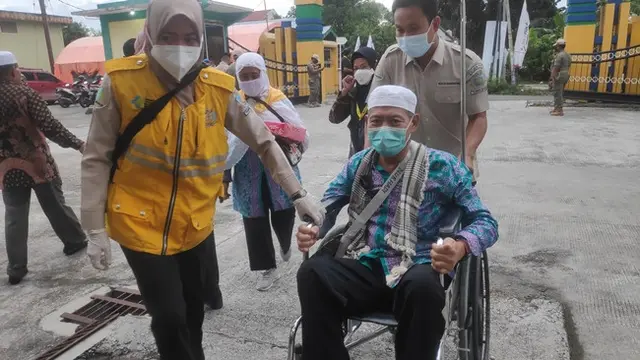 Salah satu jemaah haji Riau yang dibawa pakai kursi roda begitu sampai di Asrama Haji Pekanbaru.
