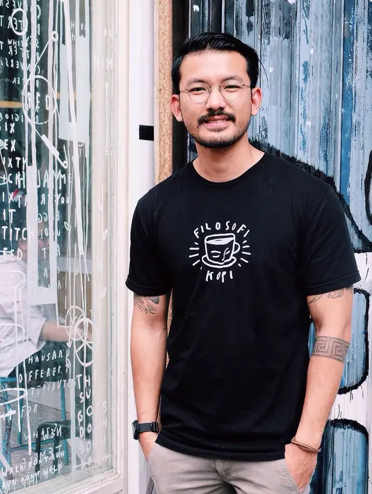 "Dengan konsep first user generated yang kita lakukan di Filosofi Kopi pertama, kita mau bawa disiplin itu ke projek-projek kita. Salah satunya sekuel Ben & Jody. Kita mau ada keterlibatan audiens" kata Rio Dewanto. (Dezmond Manullang/Bintang.com)