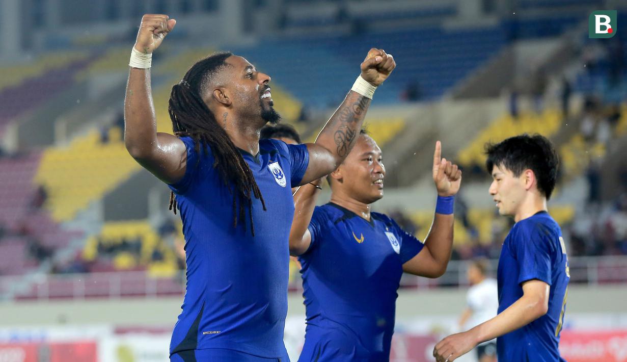 Tiga pemain anyar PSIS Semarang langsung moncer dengan mencetak gol dalam kemenangan 6-1 atas Persita Tangerang dalam laga lanjutan Grup A Piala Presiden 2022 di Stadion Manahan, Solo, Senin (13/6/2022). Ketiganya adalah Carlos Fortes yang menyumbang 2 gol, serta Taisei Marukawa dan Oktafianus Fernando masing-masing mencetak 1 gol. (Bola.com/Arief Bagus)