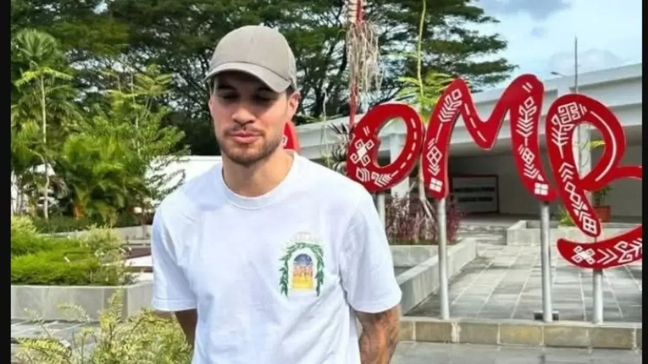 Pemain Timnas Indonesia Kevin Diks Liburan ke Lombok, Motoran dan Beli Bensin Eceran.  foto: Insta Story Instagram @kevindiks2